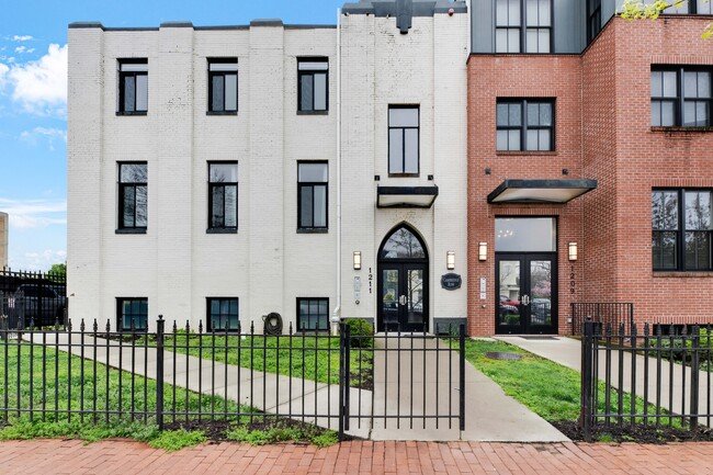 Stunning and modern apartment 1bed/1bath available for rent.